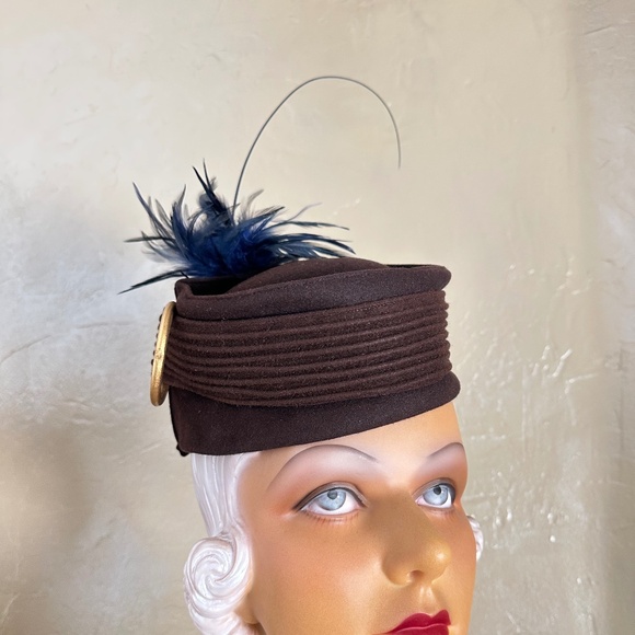 ELABORATE 1940s\' BROWN FELT TOQUE + TOPSTITCHING, 2 GOLD RINGS & BLUE FEATHERS main image 13